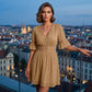 ✨ Schickes Kleid mit V-Ausschnitt & Spitzenausschnitten – Feminin & luftig – Perfekt für Sommer, Hochzeit oder romantische Abende – eleganter Blickfang mit feinen Details 🌸