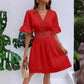 ✨ Schickes Kleid mit V-Ausschnitt & Spitzenausschnitten – Feminin & luftig – Perfekt für Sommer, Hochzeit oder romantische Abende – eleganter Blickfang mit feinen Details 🌸