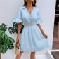 ✨ Schickes Kleid mit V-Ausschnitt & Spitzenausschnitten – Feminin & luftig – Perfekt für Sommer, Hochzeit oder romantische Abende – eleganter Blickfang mit feinen Details 🌸