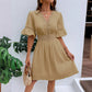✨ Schickes Kleid mit V-Ausschnitt & Spitzenausschnitten – Feminin & luftig – Perfekt für Sommer, Hochzeit oder romantische Abende – eleganter Blickfang mit feinen Details 🌸