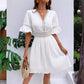 ✨ Schickes Kleid mit V-Ausschnitt & Spitzenausschnitten – Feminin & luftig – Perfekt für Sommer, Hochzeit oder romantische Abende – eleganter Blickfang mit feinen Details 🌸